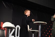 ARでロンと記念撮影するルパート・グリント。