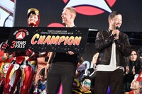 グランプリ受賞者と浅野忠信（右）。