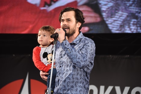 子供とともに登壇したダニエル・ローガン。