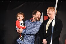 子供とともに登壇したダニエル・ローガン（左）とルパート・グリント（右）。