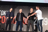 マーク・ラファロ（左から2番目）と握手するクリス・ヘムズワース（右端）。