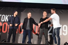 マーク・ラファロ（左から2番目）と握手するクリス・ヘムズワース（右端）。