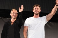 左からジュード・ロウ、クリス・ヘムズワース。