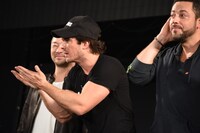 ファンに投げキッスするイアン・サマーホルダー。