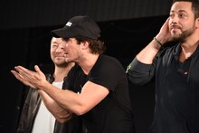 ファンに投げキッスするイアン・サマーホルダー。