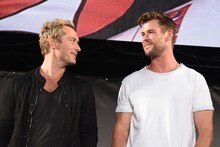 左からジュード・ロウ、クリス・ヘムズワース。