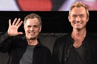 左からマーク・ラファロ、ジュード・ロウ。