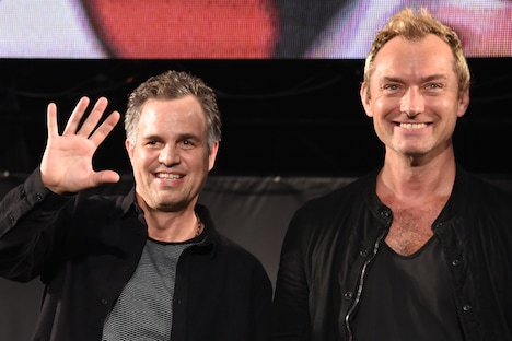 左からマーク・ラファロ、ジュード・ロウ。