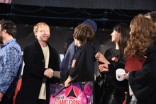 ハリー・ポッターのコスプレイヤーと交流するルパート・グリント（左から2番目）。