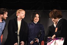 「ハリー・ポッター」シリーズのコスプレイヤーと交流するルパート・グリント（左から2番目）。