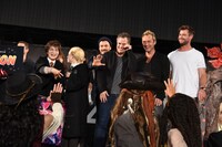 コスプレイヤーに驚く来日ゲストたち。