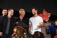 コスプレイヤーに驚く来日ゲストたち。