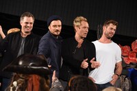 コスプレイヤーに驚く来日ゲストたち。