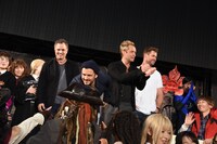 コスプレイヤーに驚く来日ゲストたち。