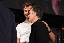 左からクリス・ヘムズワース、マーク・ラファロ。