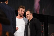 左からクリス・ヘムズワース、マーク・ラファロ。