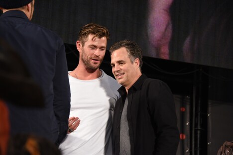 左からクリス・ヘムズワース、マーク・ラファロ。