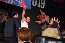 クリス・ヘムズワース（中央）