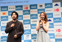 左から仲野太賀、衛藤美彩。
