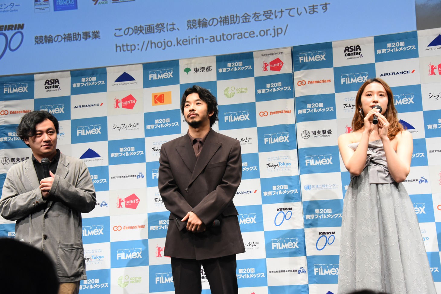 左から中川龍太郎、仲野太賀、衛藤美彩。