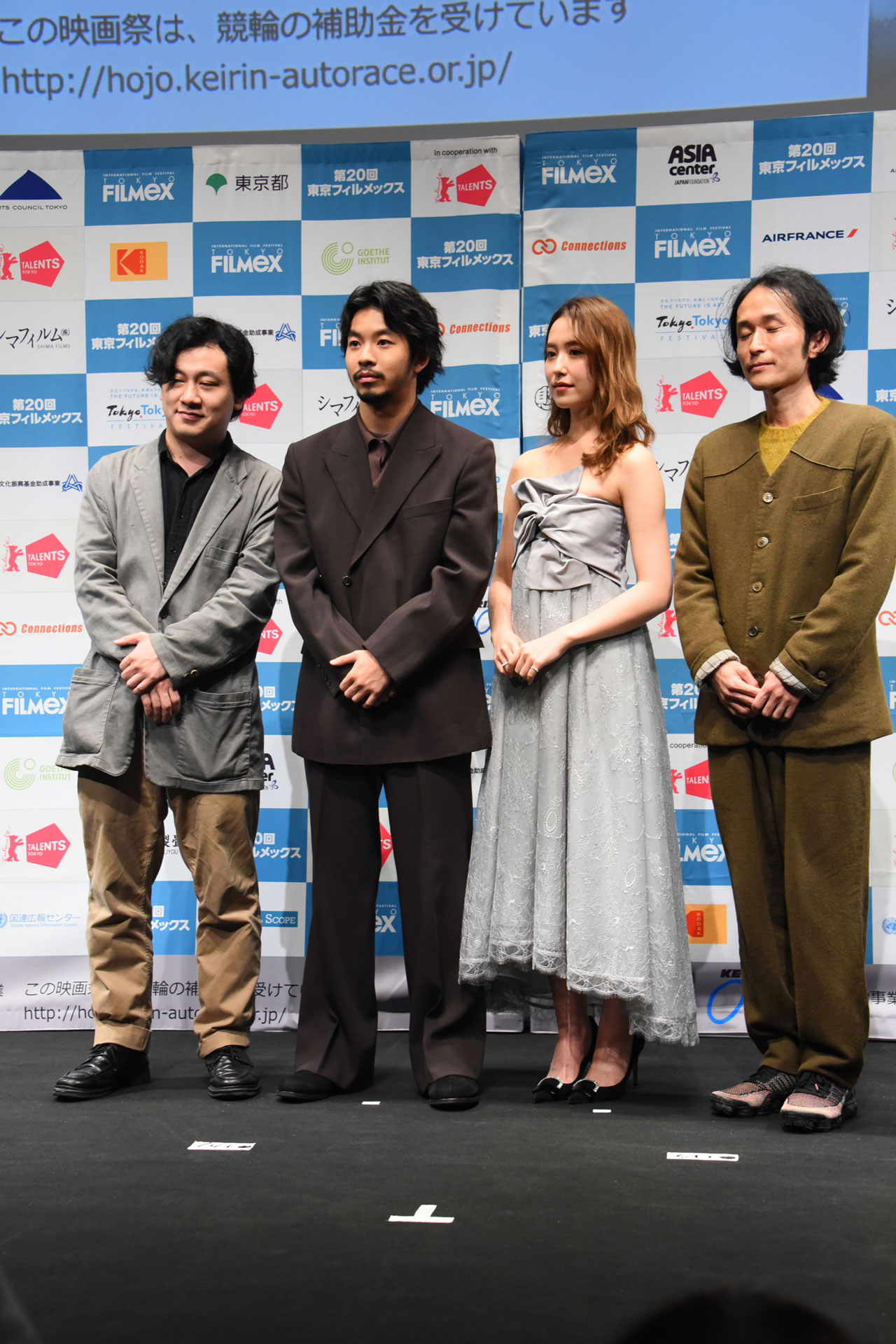 左から中川龍太郎、仲野太賀、衛藤美彩、高木正勝。
