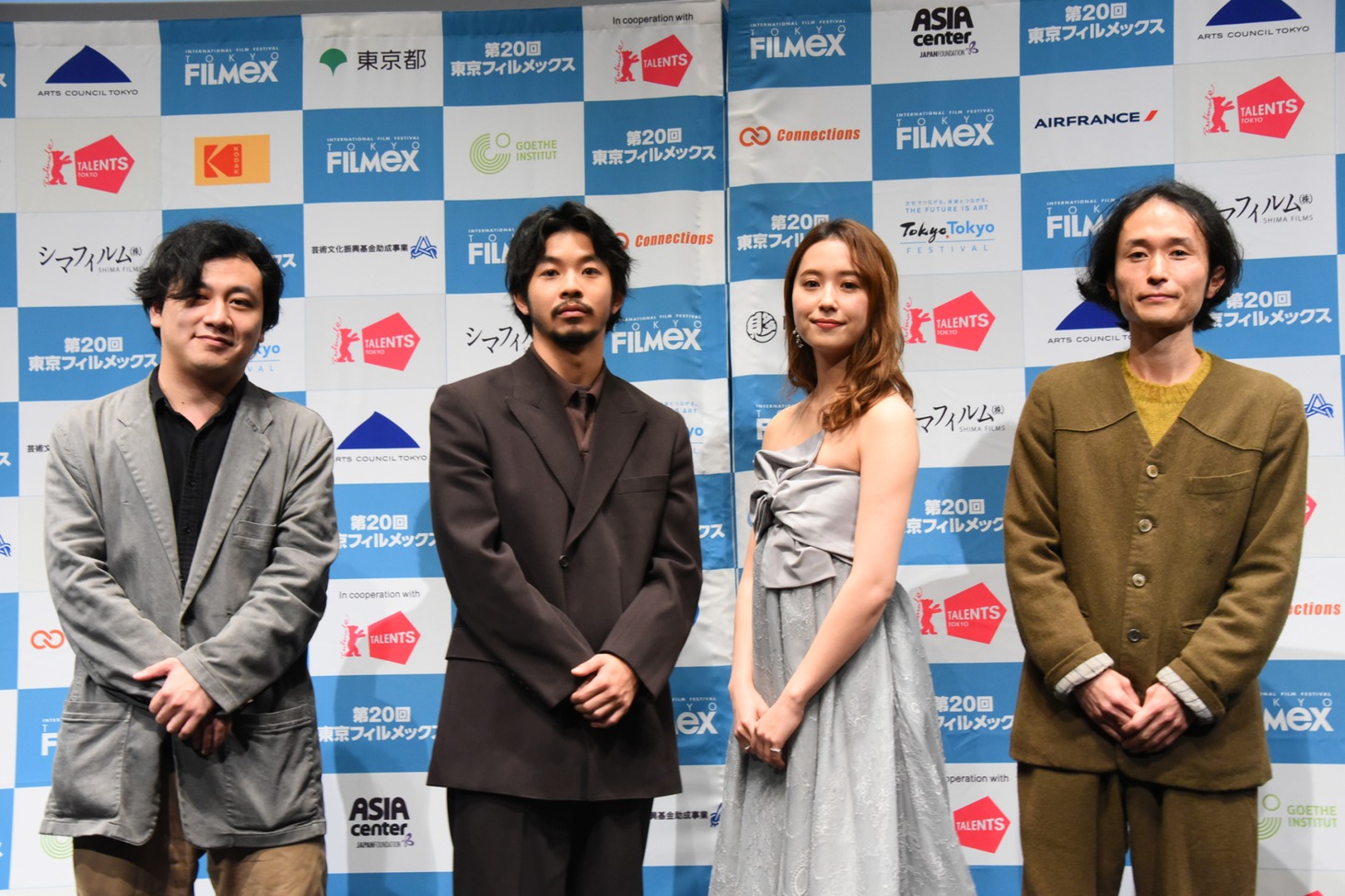 第20回東京フィルメックス「静かな雨」舞台挨拶にて、左から中川龍太郎、仲野太賀、衛藤美彩、高木正勝。