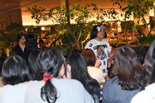 会場を去る永野。