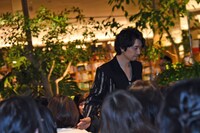 会場を去る斎藤工。