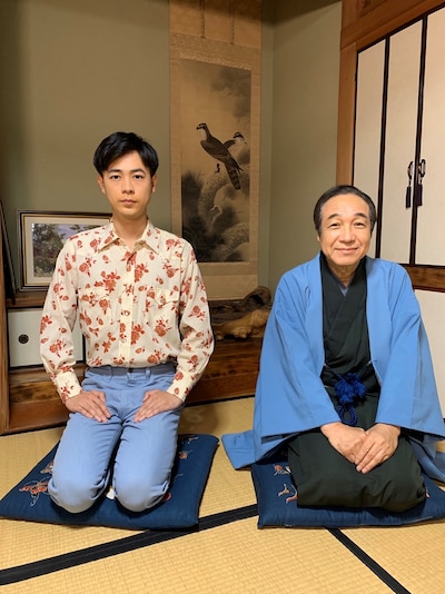 左から成田凌、小日向文世。