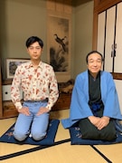 左から成田凌、小日向文世。