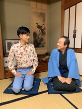 左から成田凌、小日向文世。