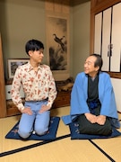 左から成田凌、小日向文世。