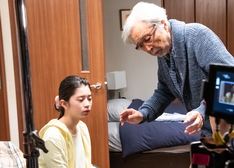 「男はつらいよ お帰り 寅さん」メイキングカット。左から桜田ひより、山田洋次。