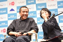 通訳の話を聞くロウ・イエ（左）。