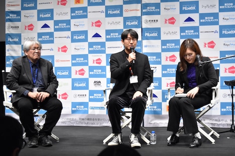 左から映画祭ディレクターの市山尚三、監督のグー・シャオガン、通訳者。