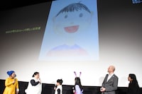 イラストを紹介する市川右近（中央左）。