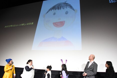 イラストを紹介する市川右近（中央左）。