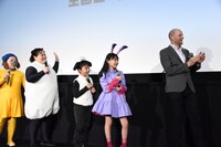 ショーンの登場を喜ぶ登壇者たち。