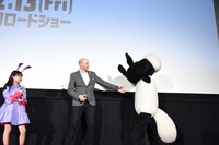 ステージに駆け付けたショーン（右）。