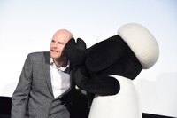 一番いいイラストについて相談するウィル・ベチャー（左）とショーン（右）。