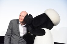 一番いいイラストについて相談するウィル・ベチャー（左）とショーン（右）。