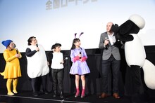 一番いいイラストについて相談するウィル・ベチャー（右から2番目）とショーン（右端）。