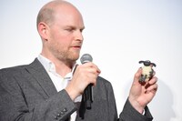 ティミーのパペットを紹介するウィル・ベチャー。