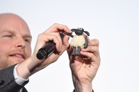 手を振るティミー。