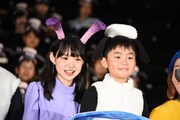 左からHinata、市川右近。