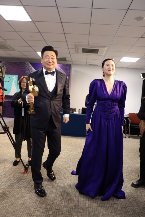 左からワン・ジンチュン、ヨン・メイ。（写真提供：SINA）