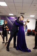 ハグを交わすワン・ジンチュン（左）とヨン・メイ（右）。（写真提供：SINA）