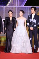 授賞式出席者たち。左からレネ・リウ、チョウ・ドンユイ、ジン・ボーラン。（写真提供：SINA）