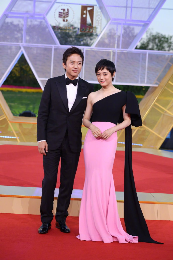 授賞式出席者たち。左からダン・チャオ、スン・リー。（写真提供：SINA）