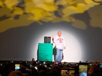 ファンに喜びを報告する笑福亭鶴瓶。